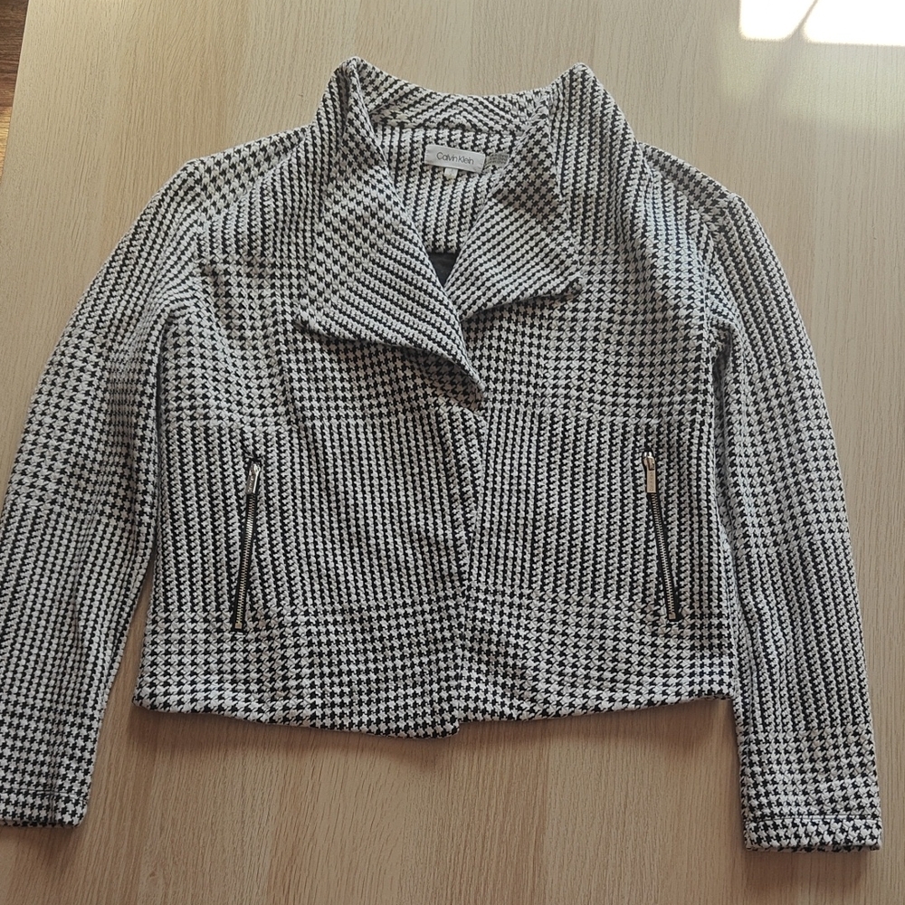 CALVIN KLEIN BLACK AND WHITE HOUNDSTOOTH CROPPED BLAZER (SMALL)